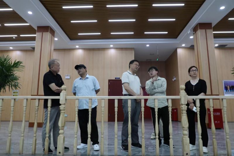 工信部產(chǎn)業(yè)政策與法規(guī)司原巡視員、先進(jìn)制造商學(xué)院總裁四班班主任辛仁周一行到順成集團(tuán)走訪(fǎng)